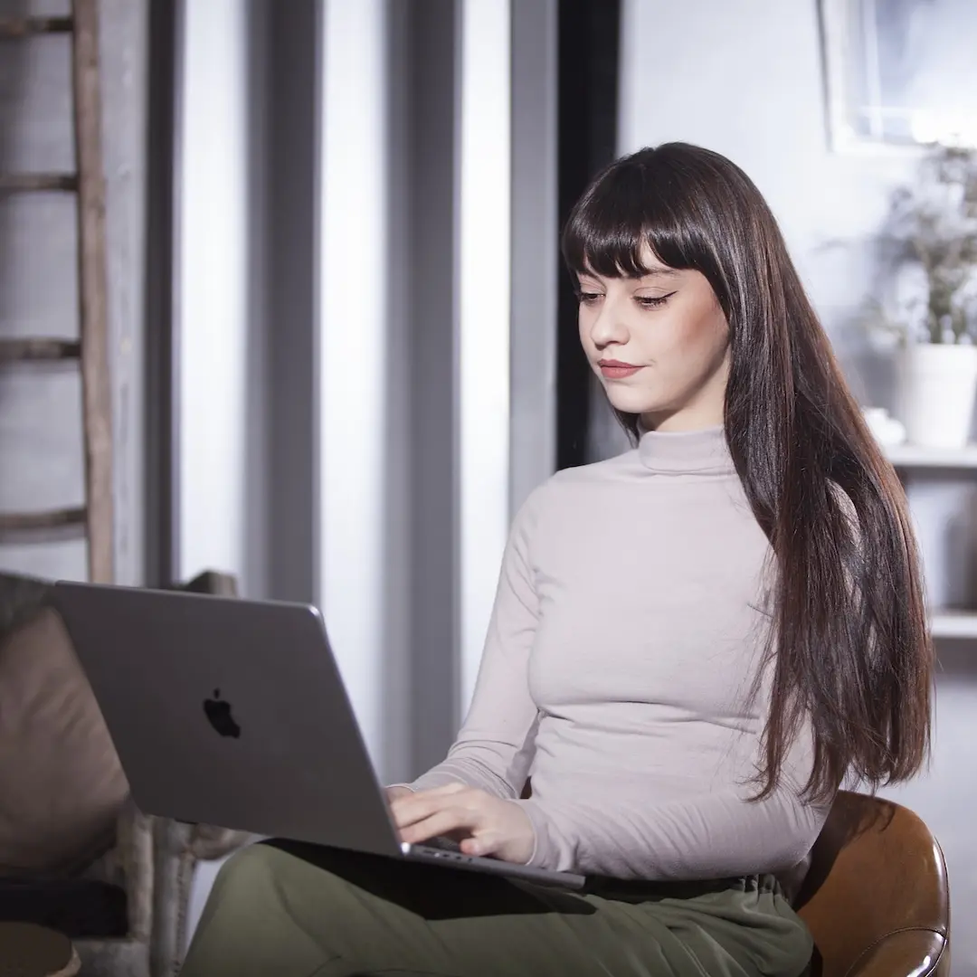 Una mujer asistiendo a una clase de inglés en un ordenador portátil