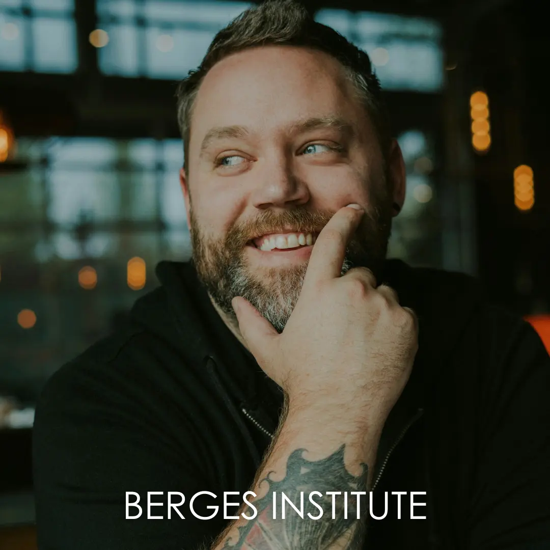 Hombre con barba sonriendo