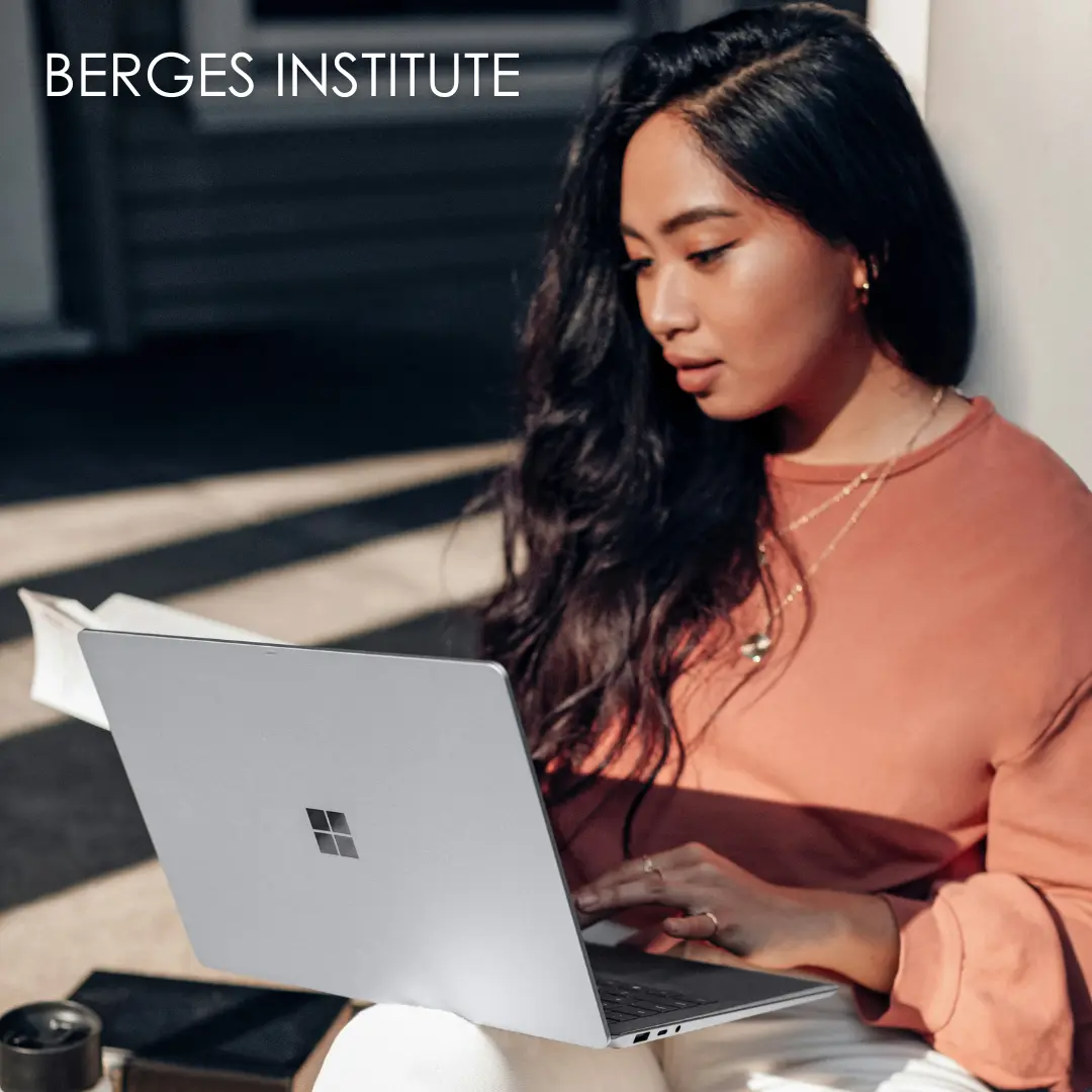 A woman taking a Spanish class via Zoom